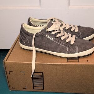 Taos Footwear Women's Gray Sneakers